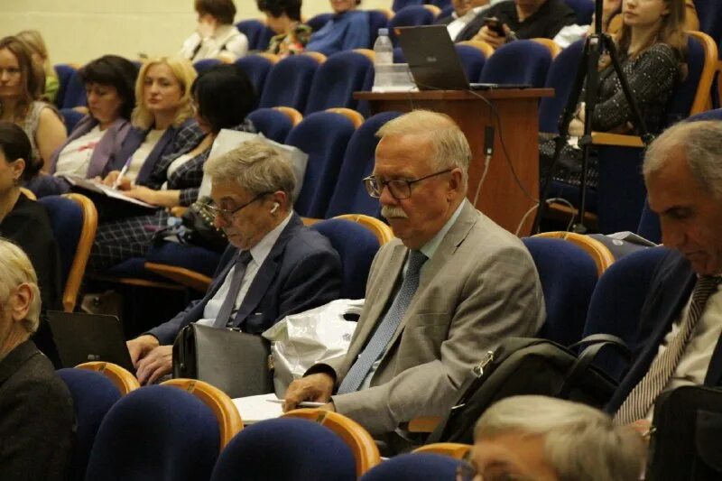 на конференцию приехали 2 ученых