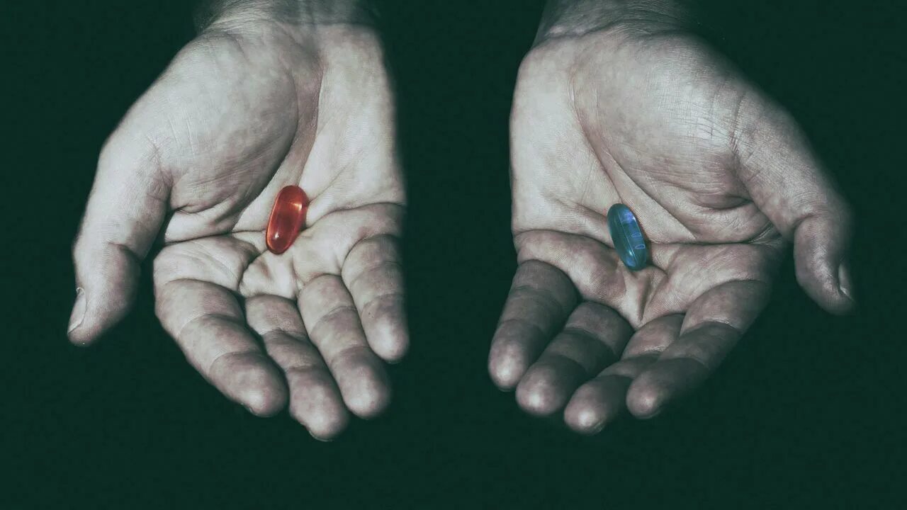 Синяя таблетка в матрице. Red pill blue pill. matrix red blue pills. red or blue pill matrix. красная и синяя таблетка.