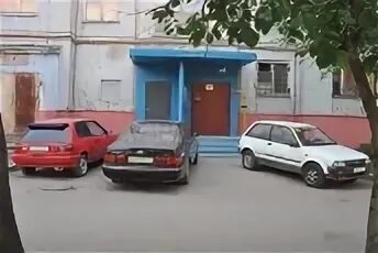 Возле подъезда. Машина перед подъездом. Припарковался у подъезда. Парковка возле подъезда. У подъезда стоит машина.