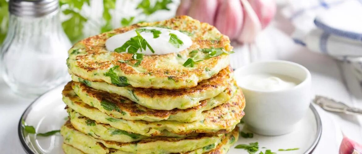 Оладьи с кабачками рецепт с кефиром. Пышные кабачковые оладьи. Кабачковые оладьи подача. Кабачковые оладьи на кефире. Оладьи на йогурте пышные.