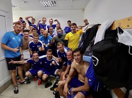 Футболисты в раздевалке