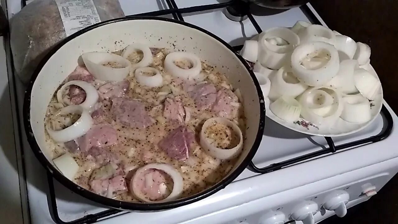 Как замариновать шашлык в кефире. Шашлык на минералке и кефире. мясо на минералке в духовке. маринад с кефиром и минералкой для шашлыка. шашлык в маринаде из минералки.