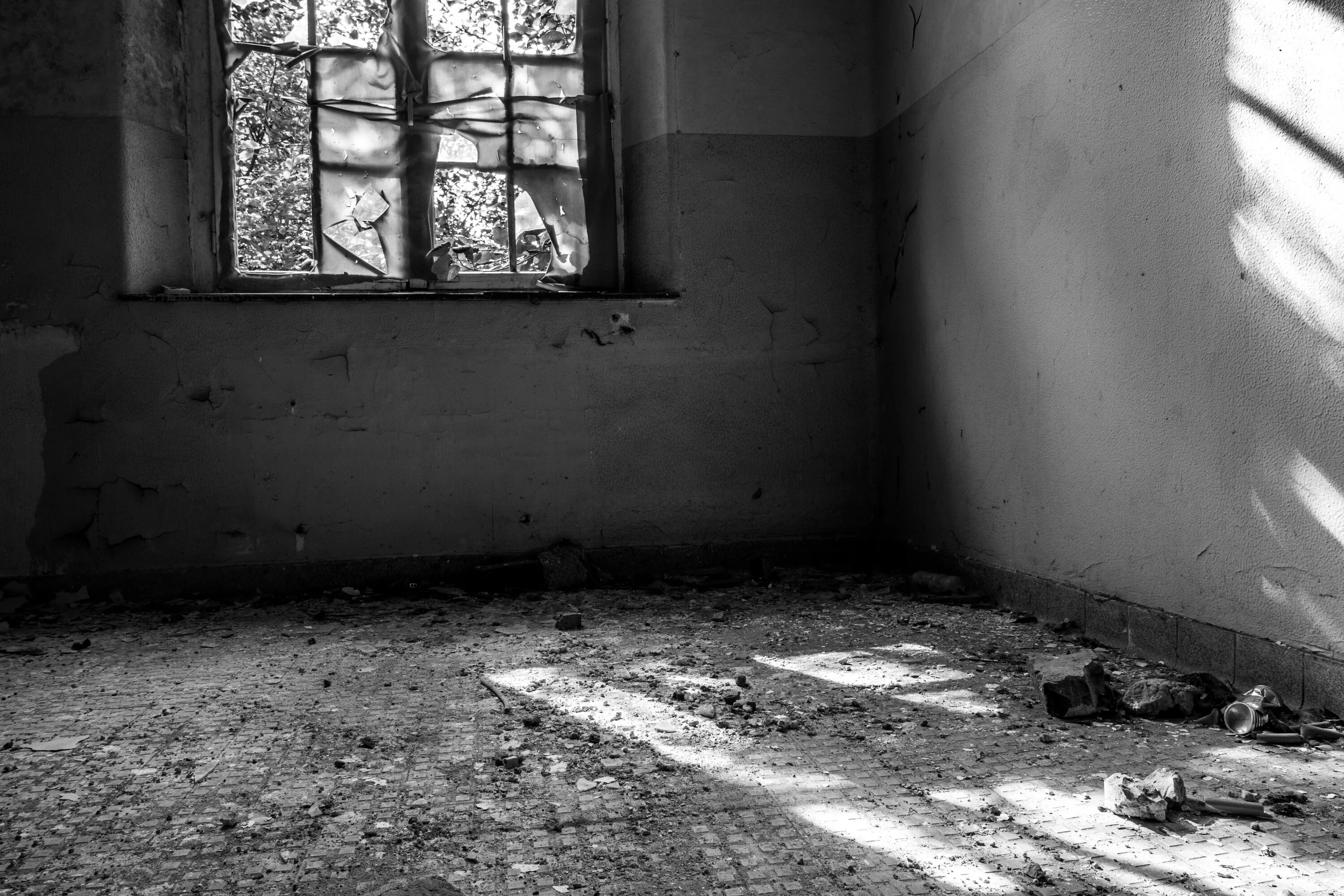 Разбитая история. Большое разбитое зеркало. Разбитая история. Разбитая история. Иллюстрации разбитая кружка рассказ.