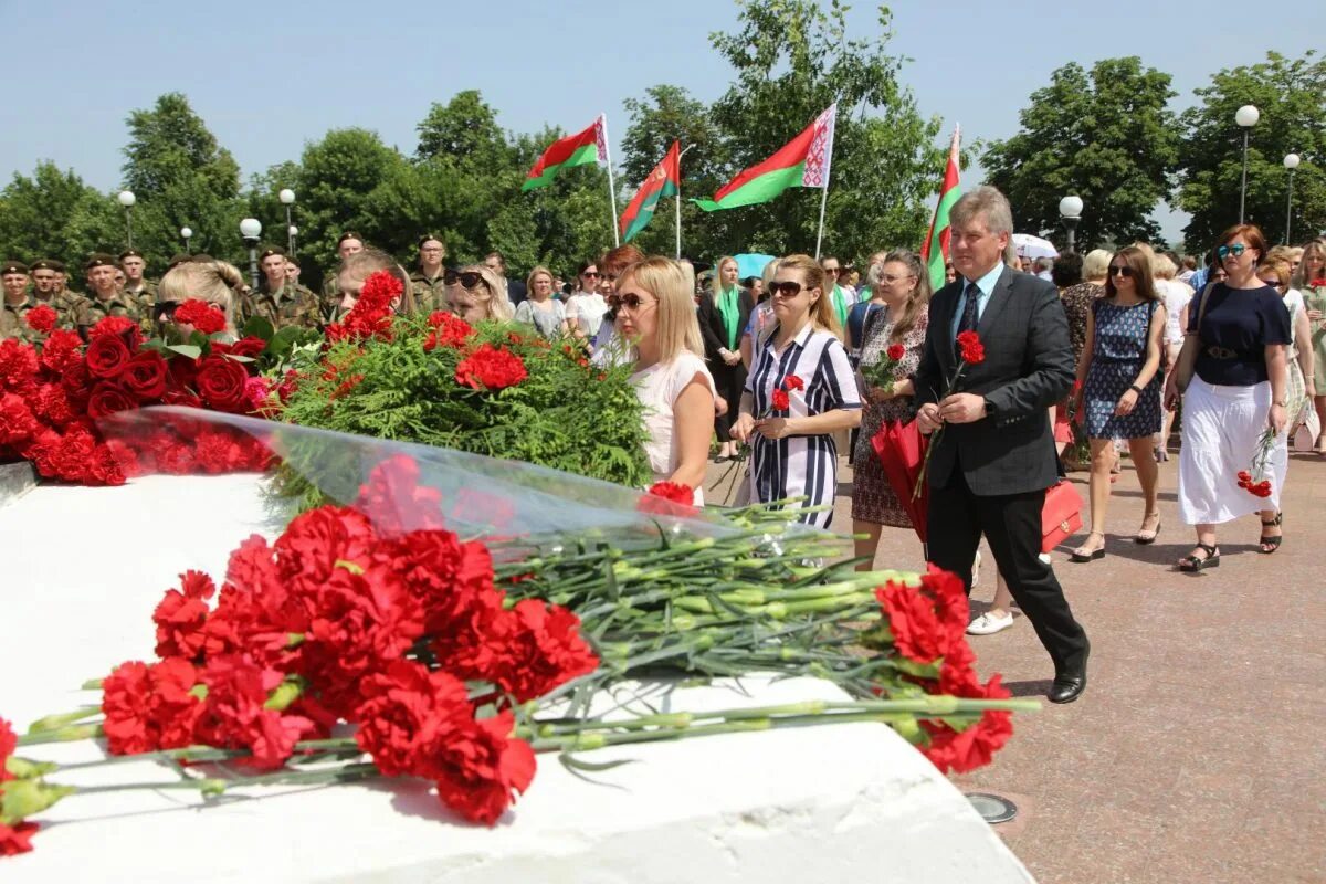 Дань памяти погибшим в великой отечественной. 22 июня брестская крепость. Потери ссср в великой отечественной. Цветы на памятник. Вечный огонь брестская крепость.