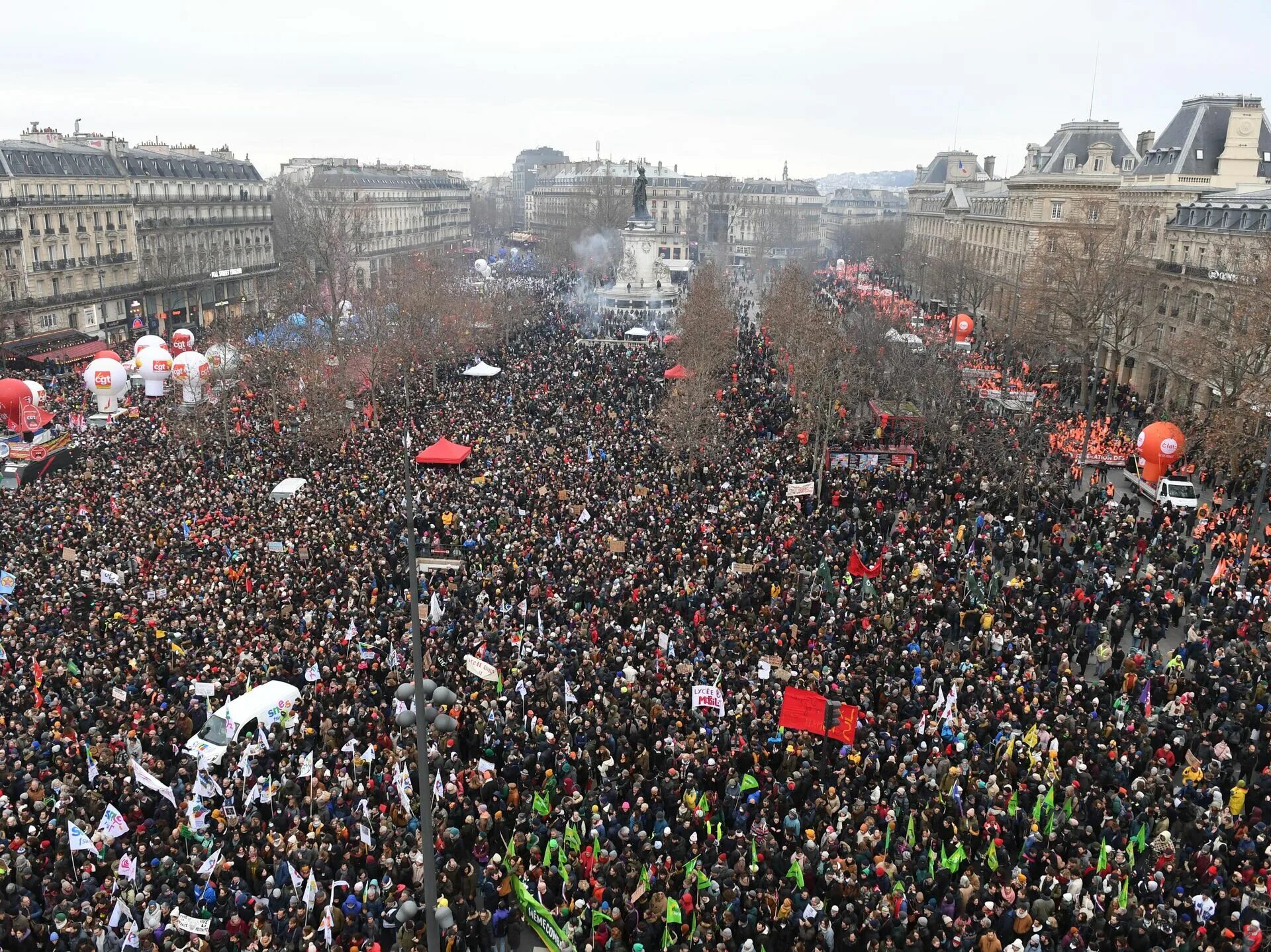 Митинги в париже. Протесты во Франции 2022. Коммунисты во Франции 2023. Митинги во Франции. Забастовки во Франции.