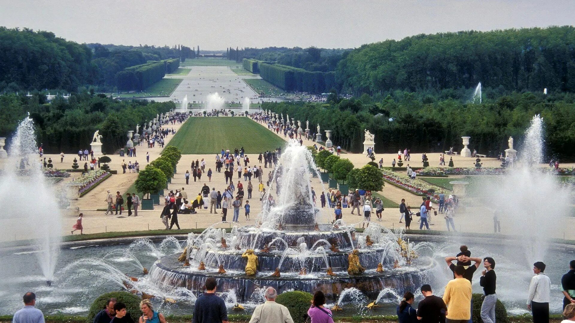 Версаль букв. Версальский дворец фонтаны. Франция Версаль фонтаны. Фонтан Латоны Версаль. Версальский дворец фонтан пирамида.