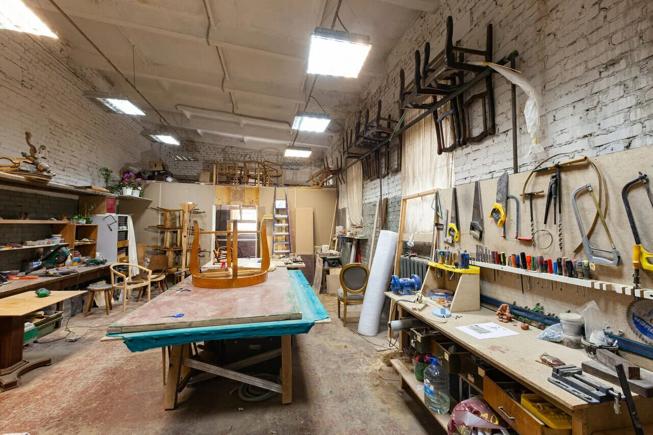 photos of Martin Woodhouse's workshop and some instruments under construction Wo