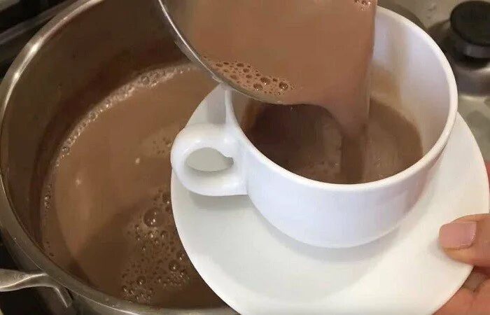 Как сварить какао на молоке в кастрюле. Кофе в кастрюле. какао из порошка на молоке. пенка из какао и молока. приготовление какао из порошка на молоке.