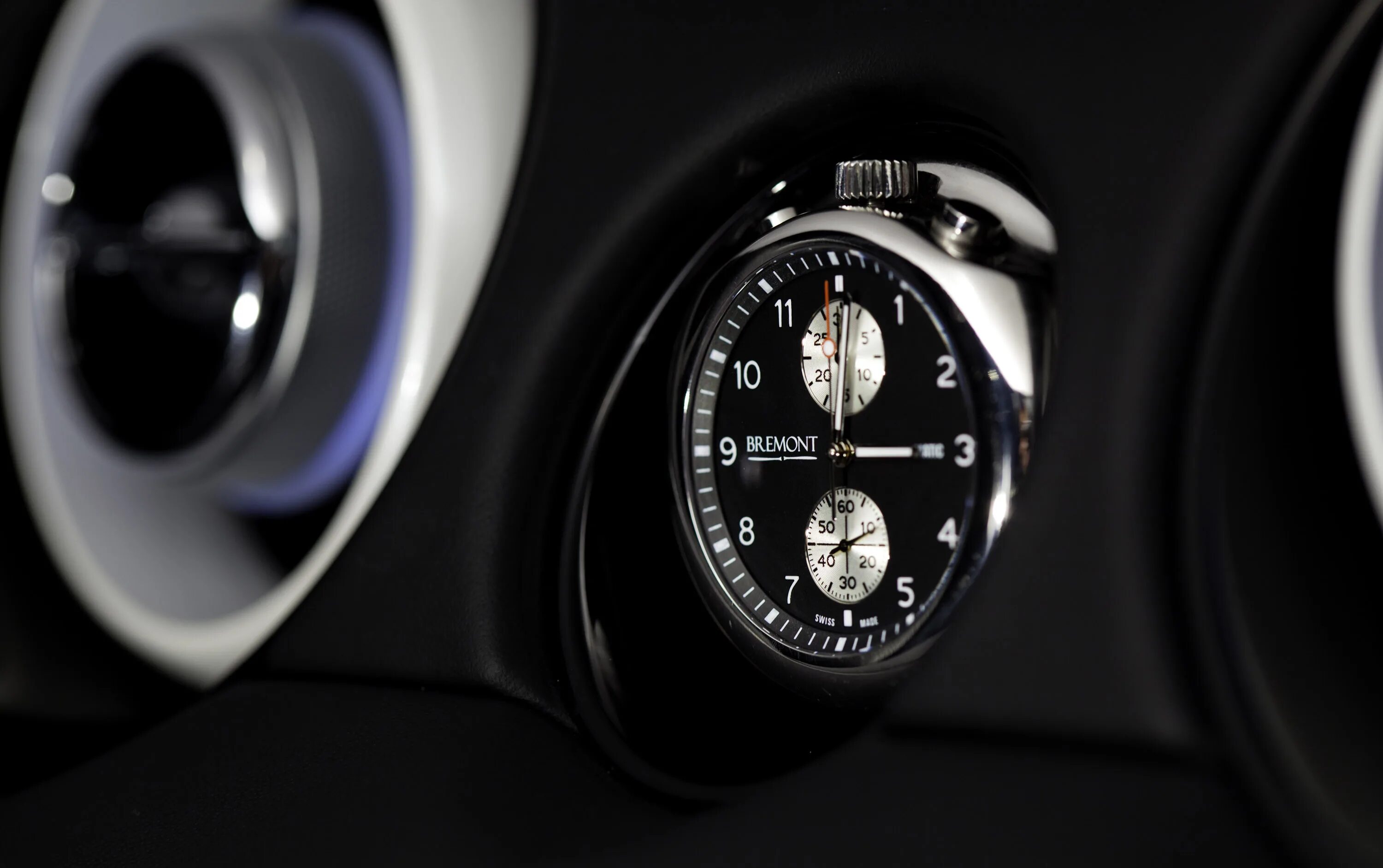 32 часа на автомобиле. Часы Jaguar XJ. Jaguar xj75 Platinum. Часы в машину. Машина с часами.