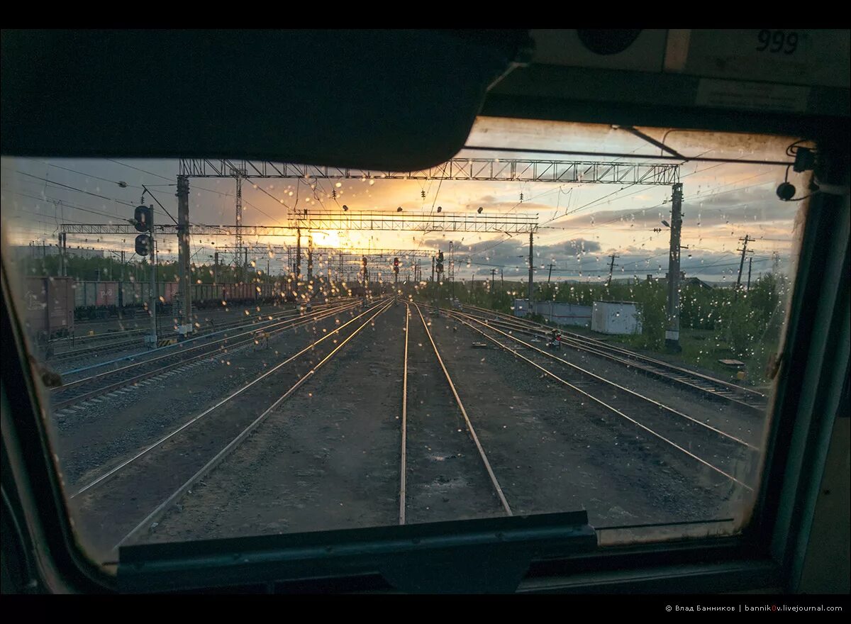 Вид из кабины тепловоза. Сапсан поезд кабина. Вид из кабины поезда. Железная дорога закат. Вид из кабины электровоза.