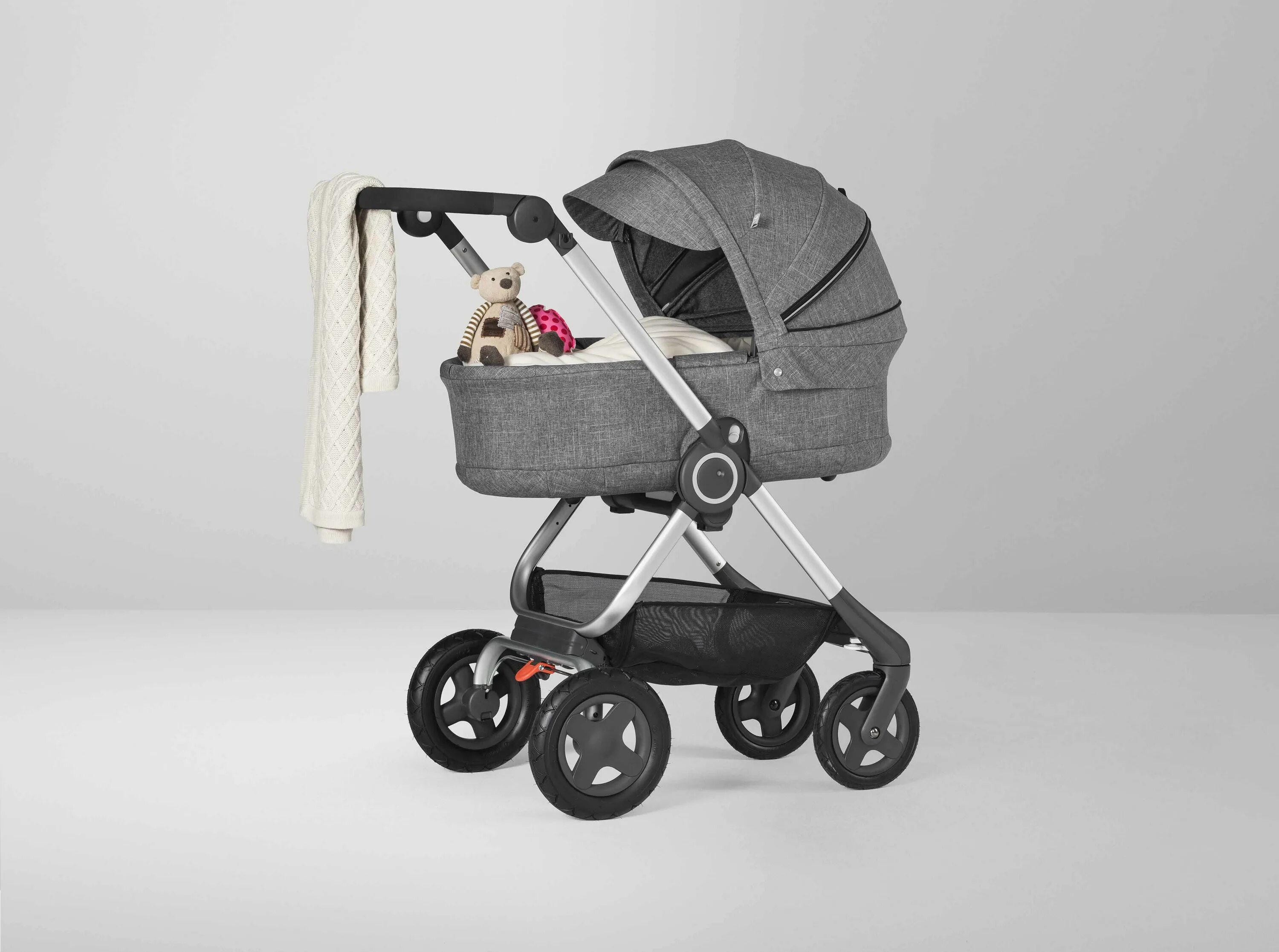 Коляска Стокке скут v3. Stokke Scoot черная. Stokke Beat Carrycot. Stokke Beat люлька.