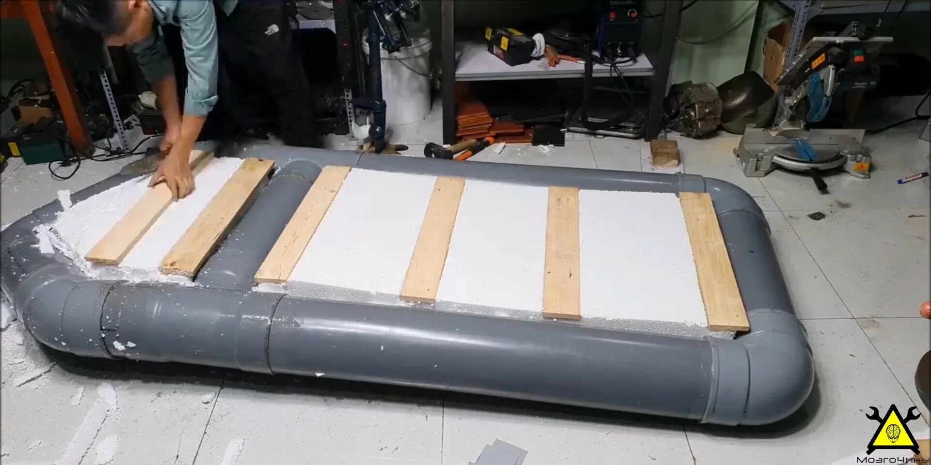 Экструзионный инструмент для производства профиля пвх 78х10 мм. Завод лодок пвх. Как изготовить пвх. Изделия из пвх ткани. Разбор пластикового окна.