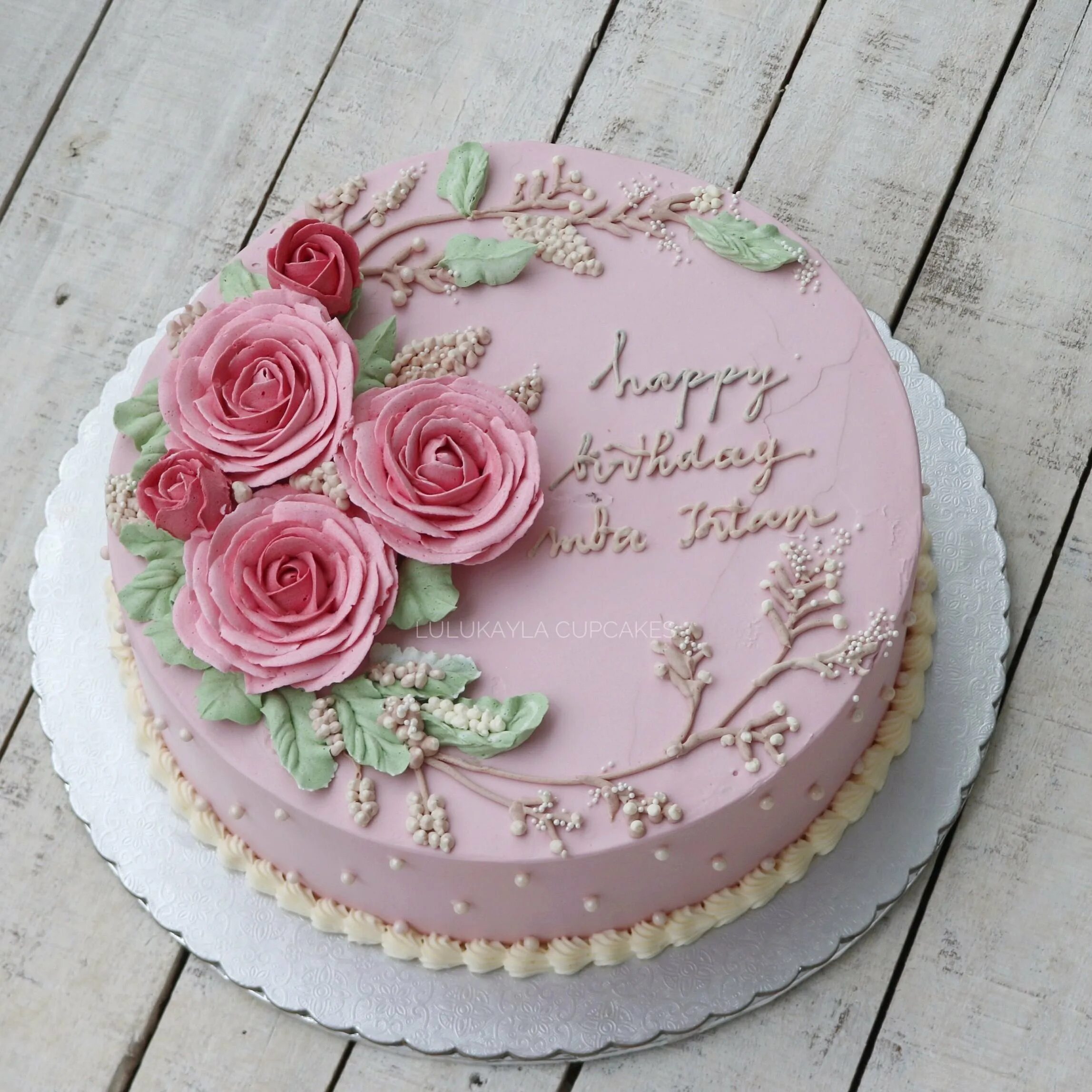 Торт украсить красивые день рождение. Торт кремовый для женщины. Торт с кремовыми цветами. Красивые кремовые торты. Украшение торта для мамы.
