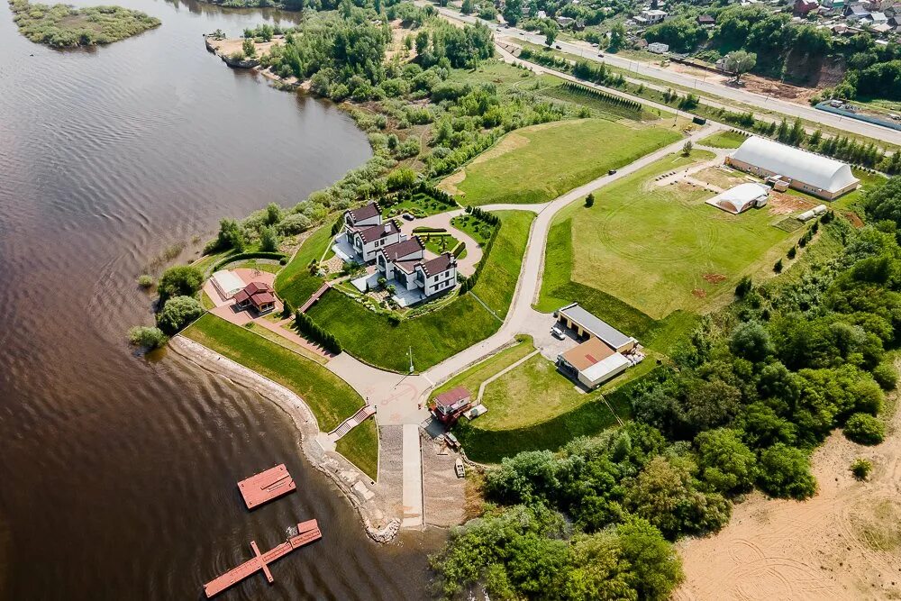Вилла берег Нижний Новгород. Резиденция берег. Набережная гребного канала 20 резиденция берег. Резиденция высокий берег вид.