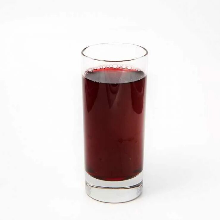 Виноградный сок. Виноградный сок в стакане на белом фоне. Стакан с красным соком. Виноградный сок бокал на белом фоне.