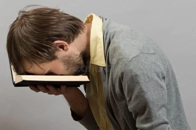 Книга была неинтересной. Неинтересная книга. человек уставший книга. книги скучные и неинтересные. заядлый читатель.