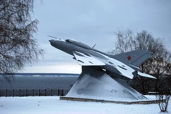 Чкаловский 21 февраля. Памятник-самолет миг-21 Чкаловск. Памятник-самолёт миг-21 Сарапул. Памятник в Сарапуле миг 21. Памятник миг 29 в Кубинке.