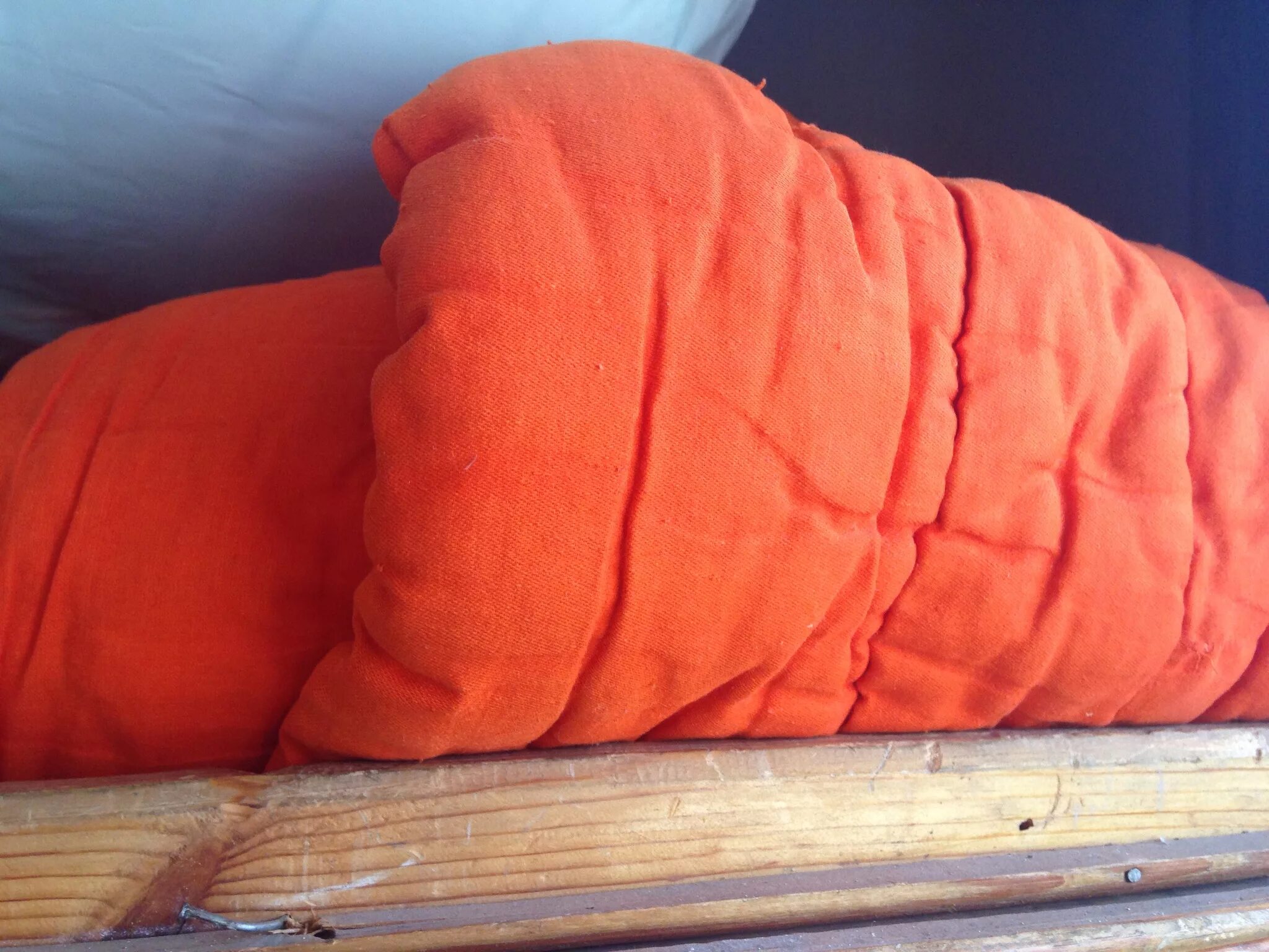 Ватное одеяло двуспальное. Ватное одеяло. Советское ватное одеяло. Ватные одеяла красные. Ватные одеяла авито.