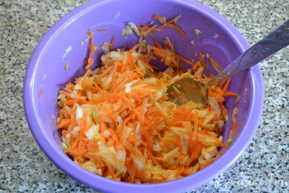 Салат из капусты с морковью. Салат капуста морковь яблоко. Салат витаминный из капусты и моркови. Салат из капусты с морковью и яблоком. Салат морковка с капустой рецепт