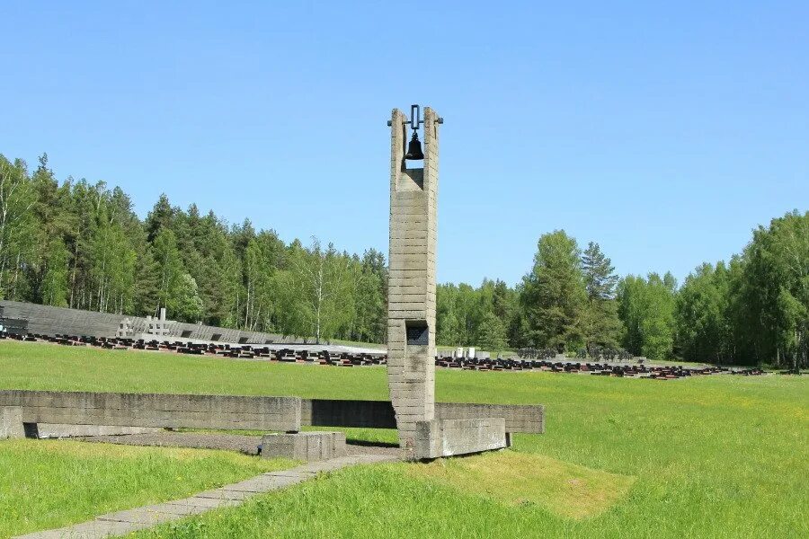 Звон хатыни. Хатынь мемориальный комплекс. Хатынь мемориальный комплекс колокол. Мемориальный комплекс Хатынь обелиски. Мемориальный комплекс Хатынь колодцы.