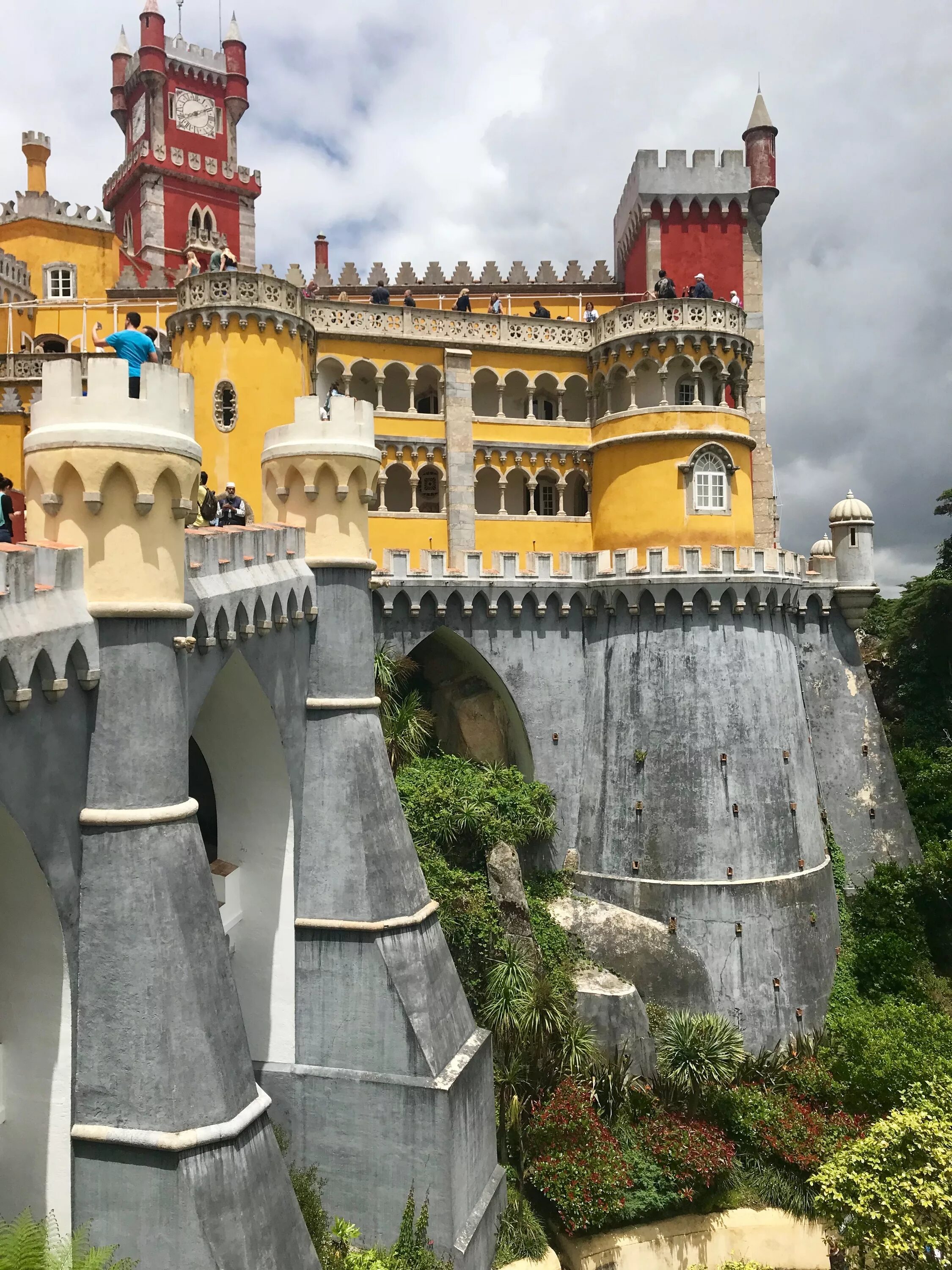 Дворец слез. Синтра Португалия. Дворец Синтра. Pena Palace Португалия. Дворец Синтра Португалия.