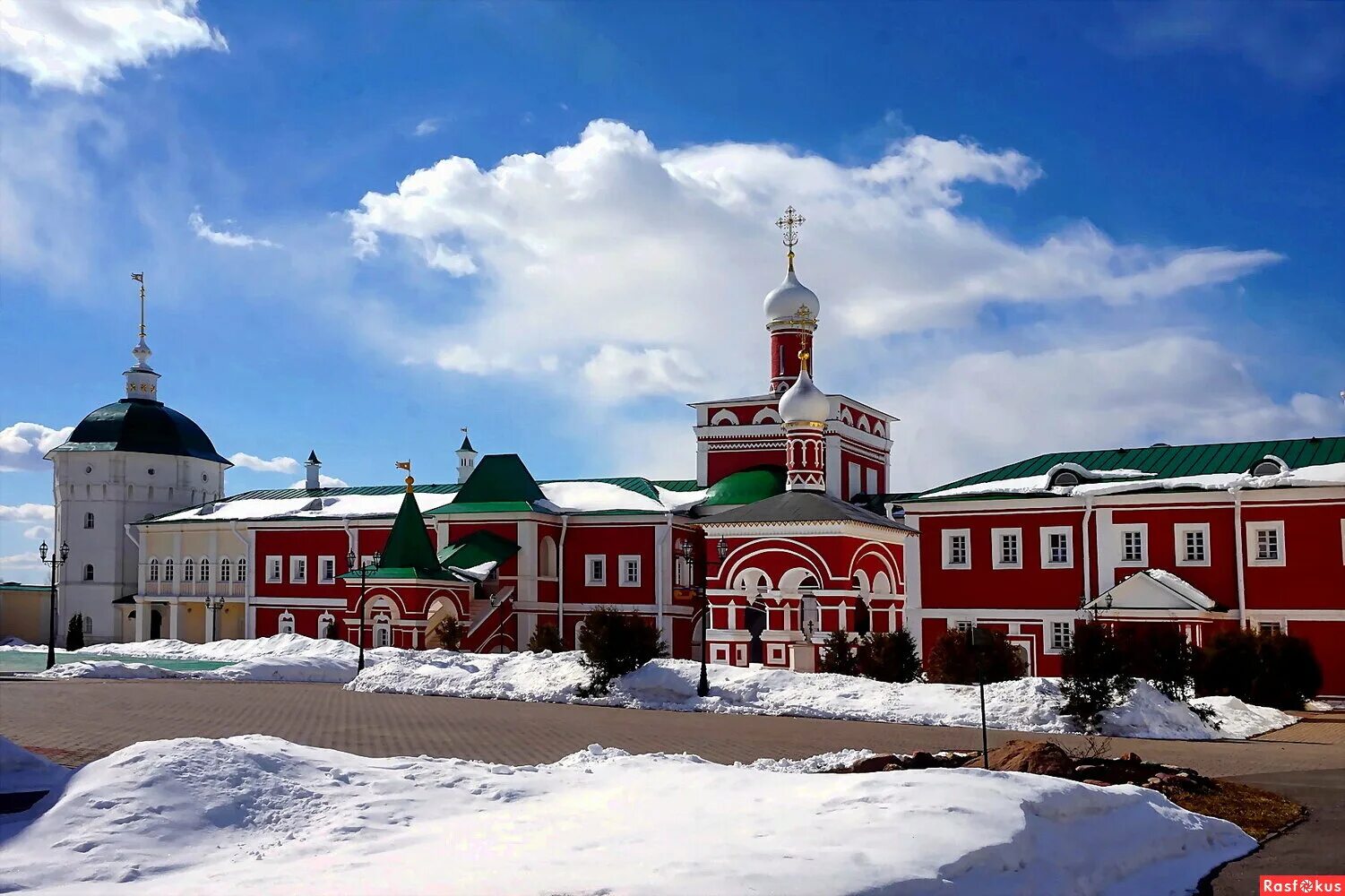 Пешношский монастырь сайт. Николо-Пешношский монастырь. Николо-Пешношский монастырь зима. Николо-Пешношский монастырь трапезная. Николо-Пешношский мужской монастырь зимой.