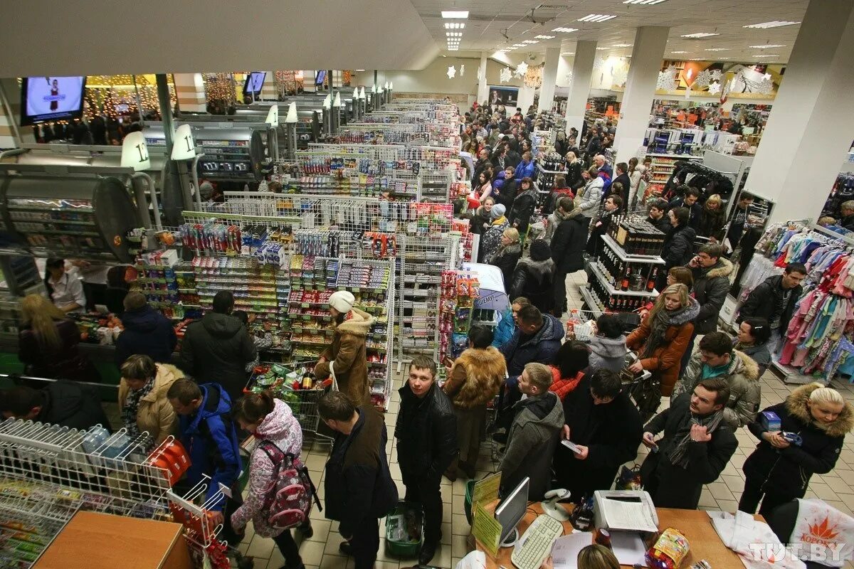 Забыл купленное в магазине. Очередь в магазине. Предновогодний ажиотаж в магазинах. Очередь в супермаркете. Очередь на кассе в супермаркете.