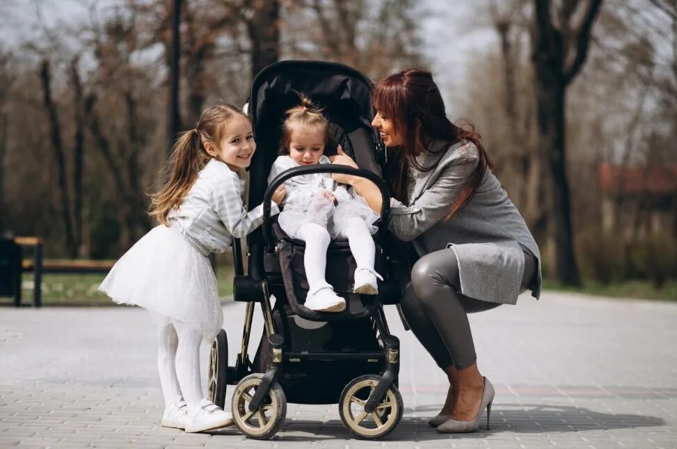 Будет вторая дочка. Молодая мама с двумя дочками. Фотосессия мама и малыш в коляске. Девушка с двумя детьми. Мама одиночка с двумя дочками.