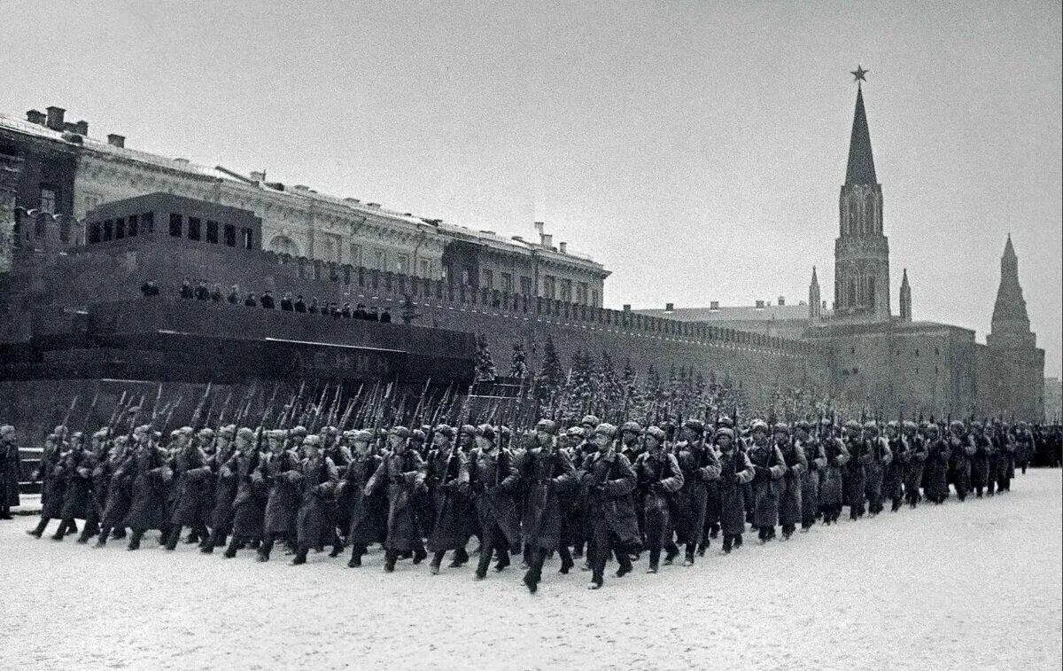 Парад на красной площади 1941 битва за Москву. Парад 7 ноября 1941. Военный парад 7 ноября 1941 года в Москве на красной площади. Парад на красной площади 7 ноября 1941. Где проходил военный парад 7 ноября 1941