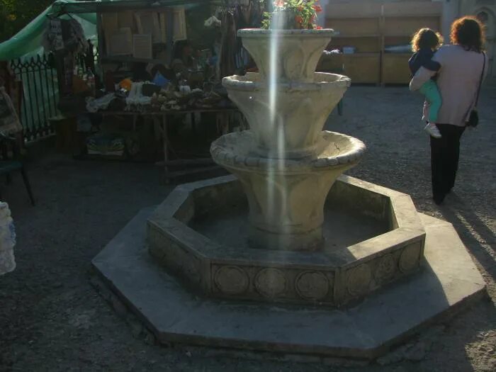 Ханский дворец бахчисарайский фонтан. Как называется фонтан в бахчисарае. Фонтан слез в бахчисарае. Ханский дворец фонтан слез. Бахчисарай фонтан пушкин.