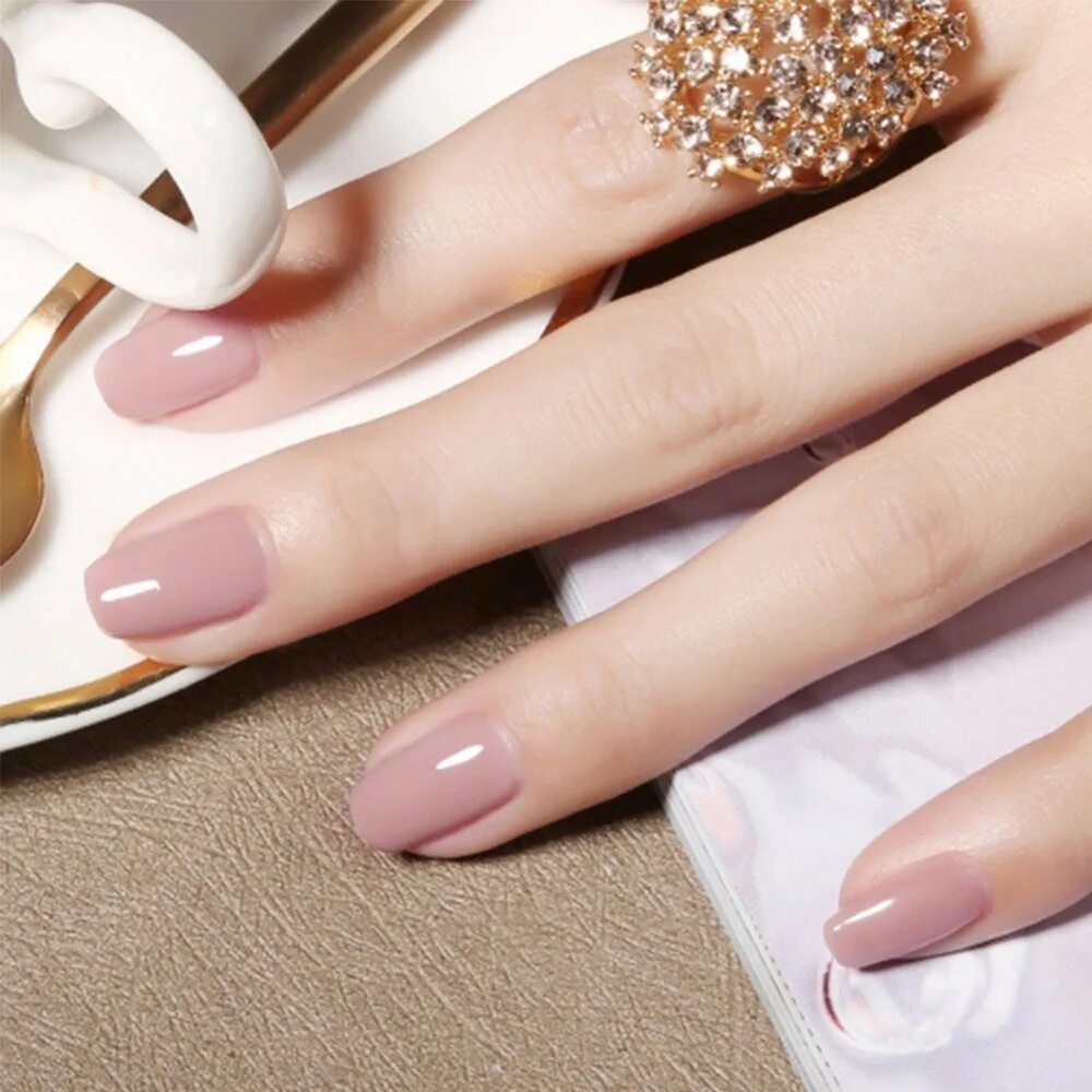 Ногти 2023 классика. Красивый однотонный маникюр. Маникюр на короткие ногти однотонный. Классический французский маникюр. Дизайн ногтей.