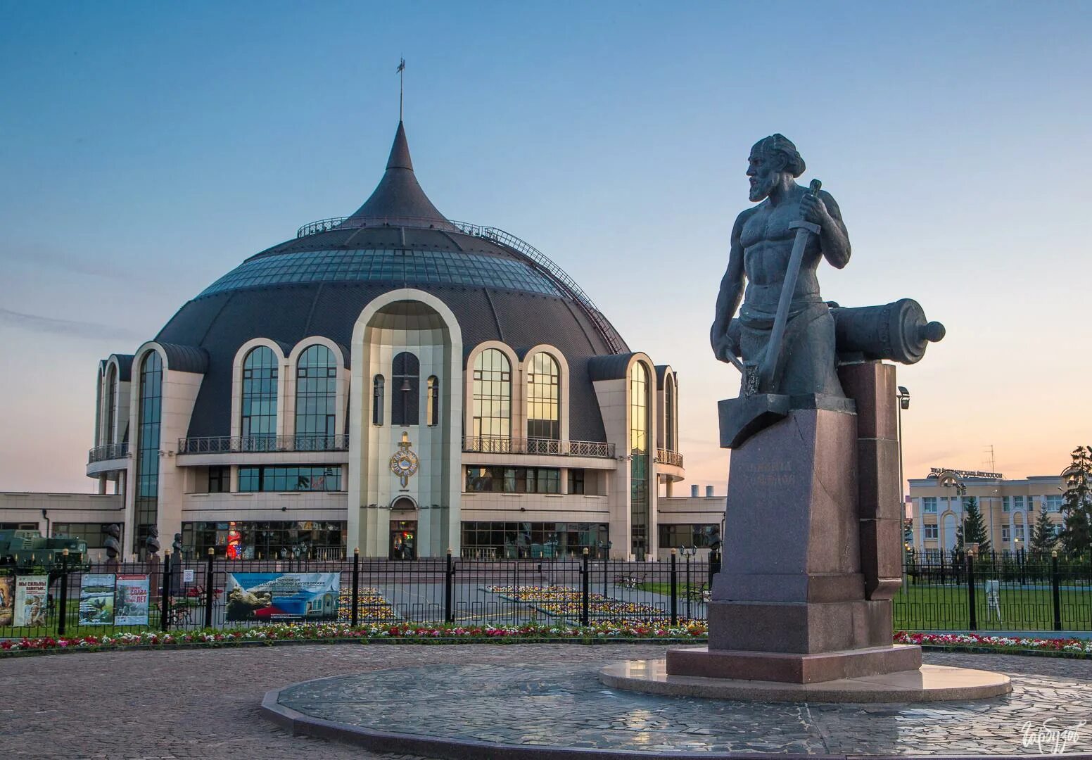 Тула памятники левшетулп и Демидовы. Памятник Левше в Туле. Город Тула столица. Тула Оружейная столица России. Сходить посвятить