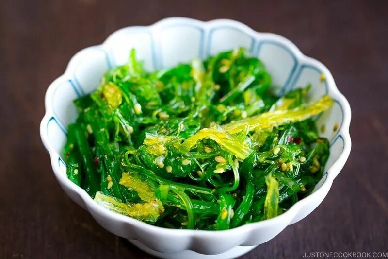 Вкус водорослей. Чука (вакамэ). Капуста вакамэ. Салат из водорослей вакаме. Салат овощной с чукой.