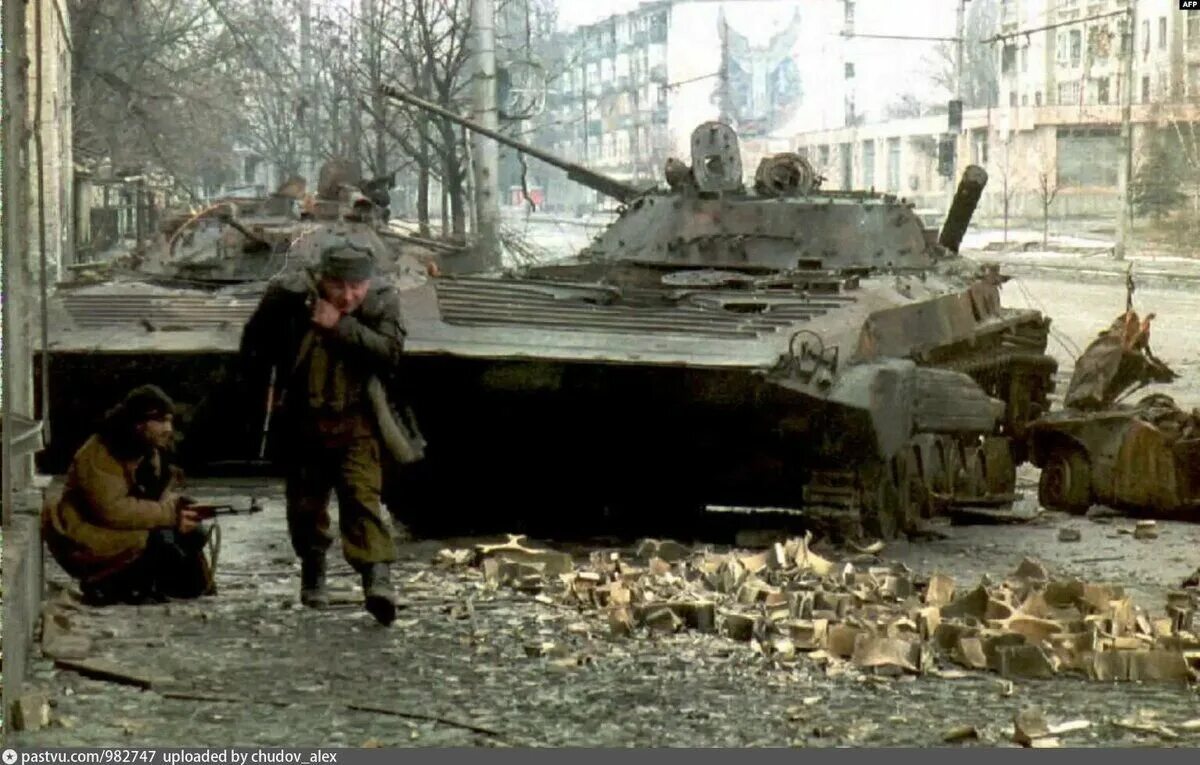 Подбитая БМП Грозный 1995.