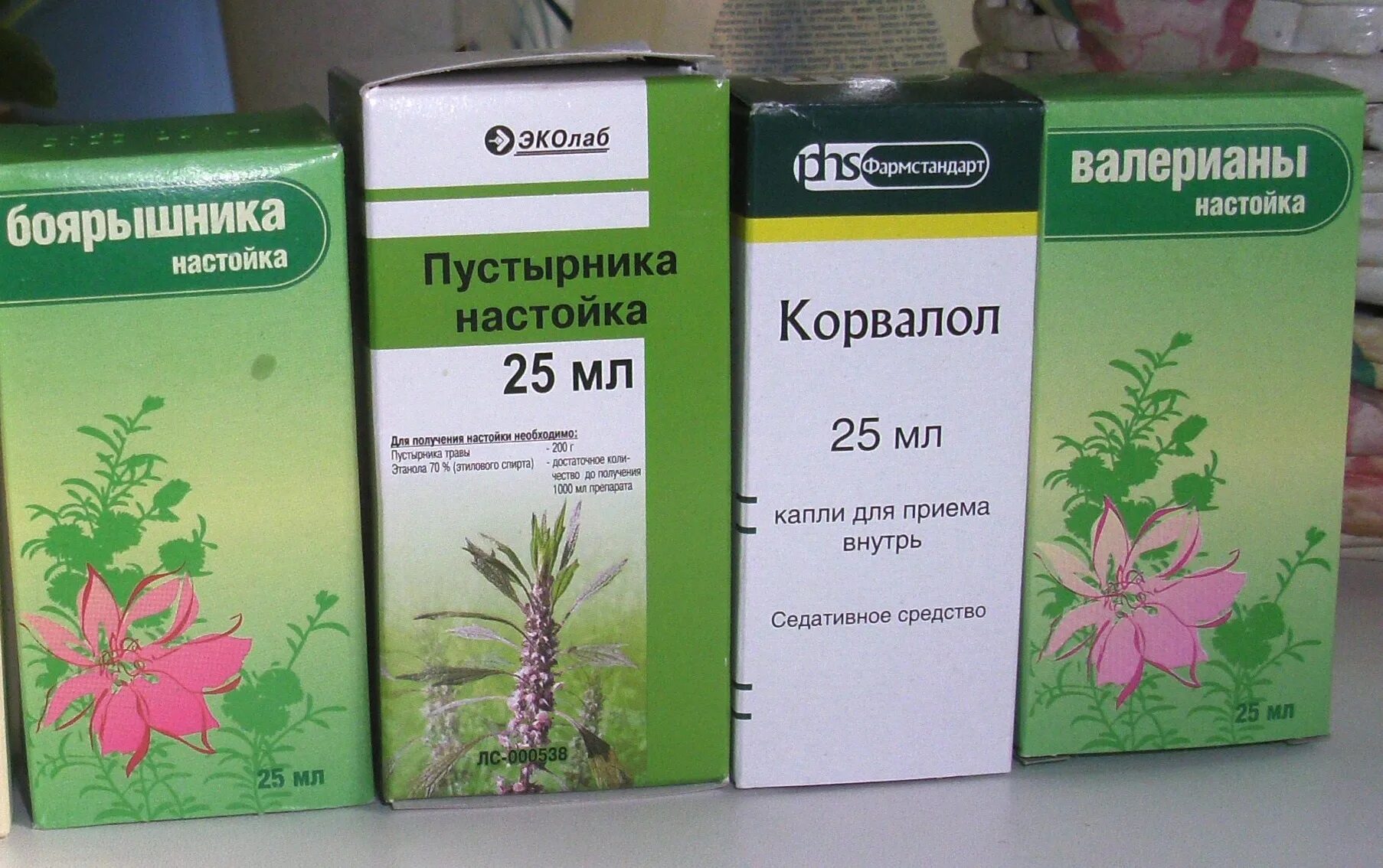 Что лучше пустырник или валерьянка для успокоения. Валериана пустырник боярышник. Успокоительные настойки. 5 Успокоительных настоек. Успокоительные настойки в аптеке.