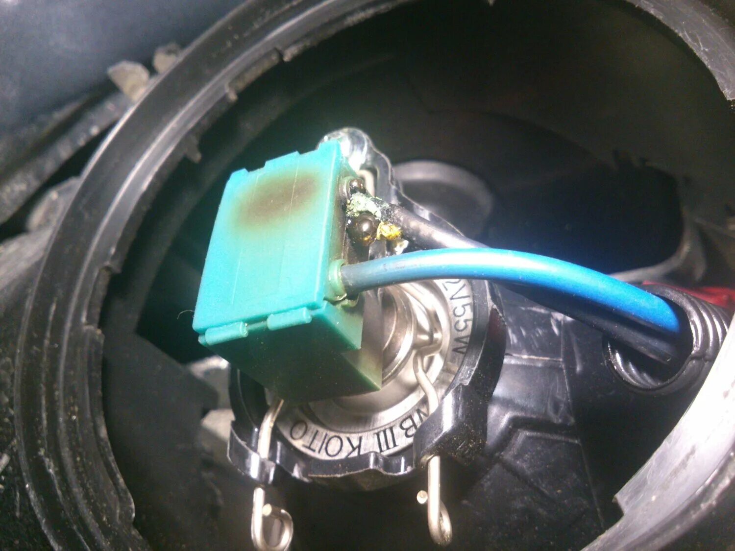 Фишки на лампы ближнего света акцент. Аутлендер лампы ближнего света h1. Фишка лампы ближнего света ниссан. Разъем лампы ближнего света лансер 10. Ваз 2110 штекер лампы ближнего.