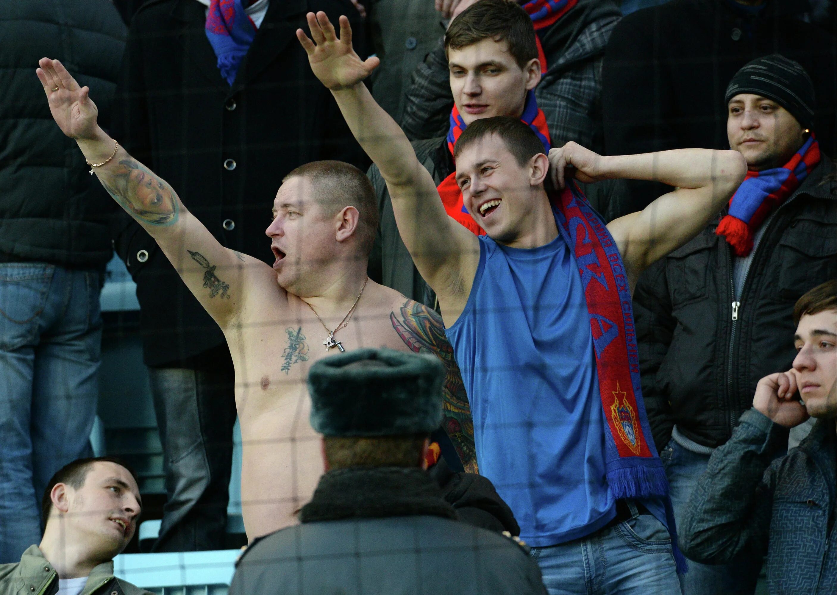 болельщики у ринга. футбольные хулиганы ультрас. что значит фанат. футбольные хулиганы англии. что значит фанат.