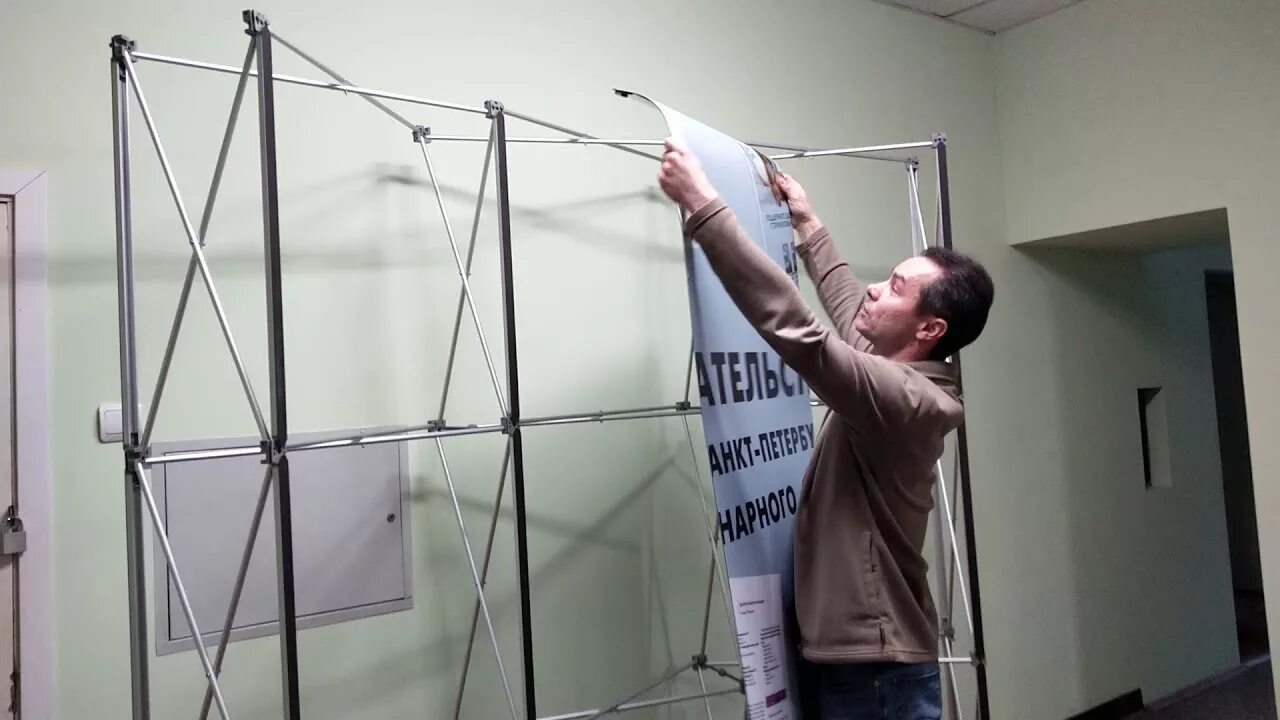 Как ставят стенд видео. Pop up стенд. pop up сборка. сборка стенда.