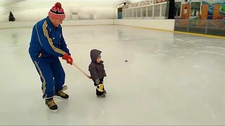 Как научить ребенка кататься на коньках видео. Научить ребенка кататься на коньках. Катание на коньках дети. Дети на коньках. Как научить ребенка кататься на коньках видео.