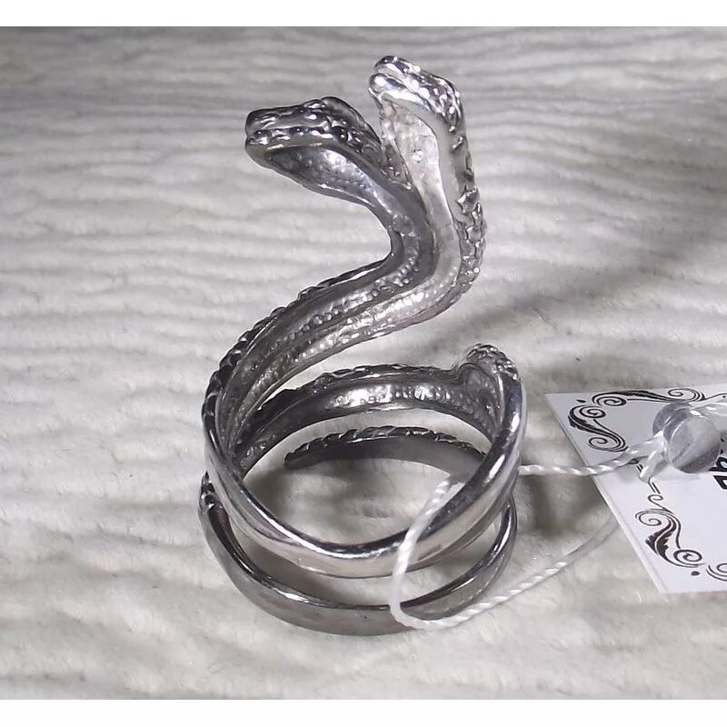 Кольцо с серебряным змеем 2. Кольцо змейка серебро с фианитами. Кольцо клоранти dark. Кольцо с серебряным змеем dark souls. Кольцо со змеёй dark souls.