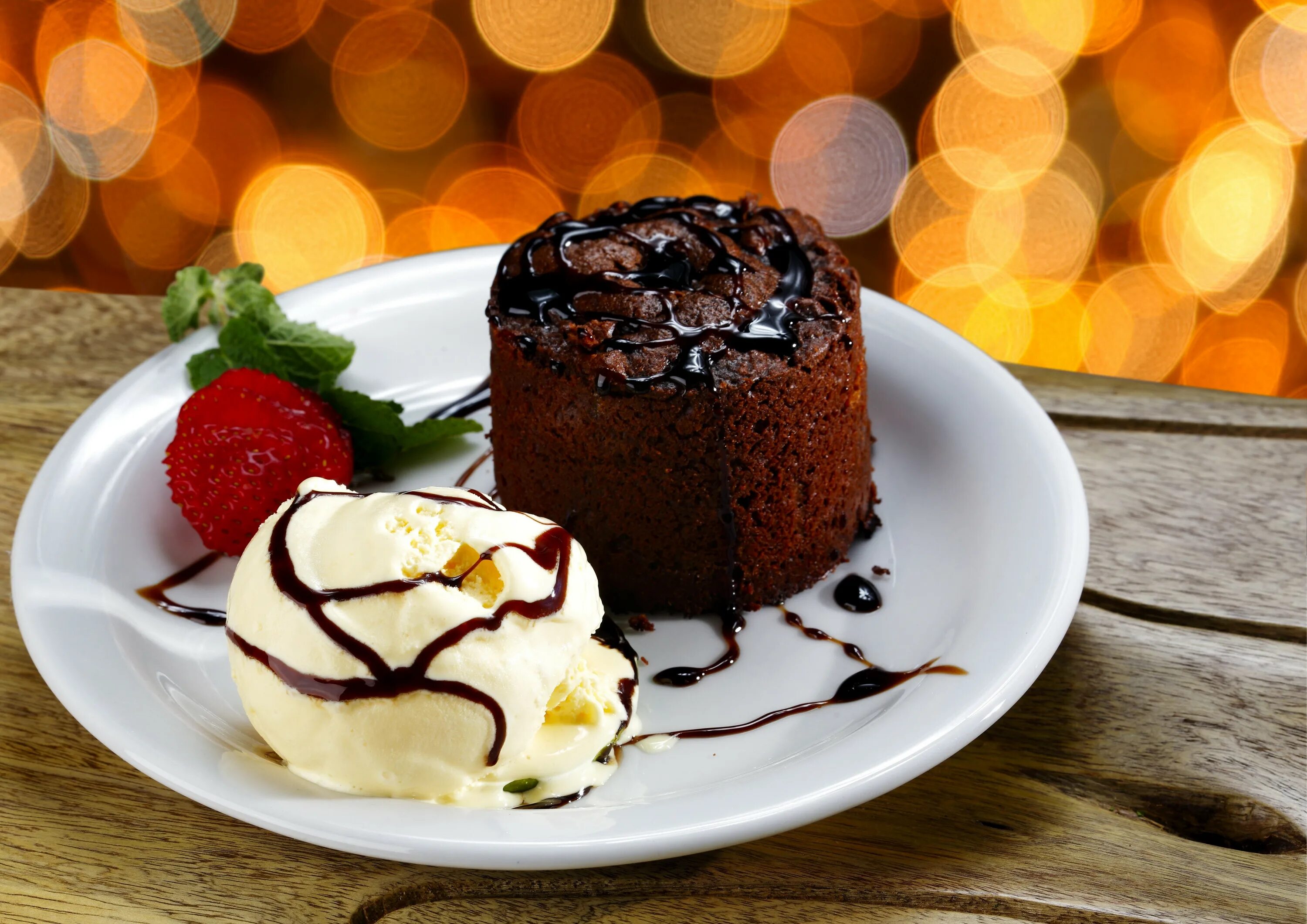 Торт белый с коричневыми полосками. Сладкий торт. Cakes chocolate ice cream. Мороженое «мята-шоколад». Шоколадное пирожное.