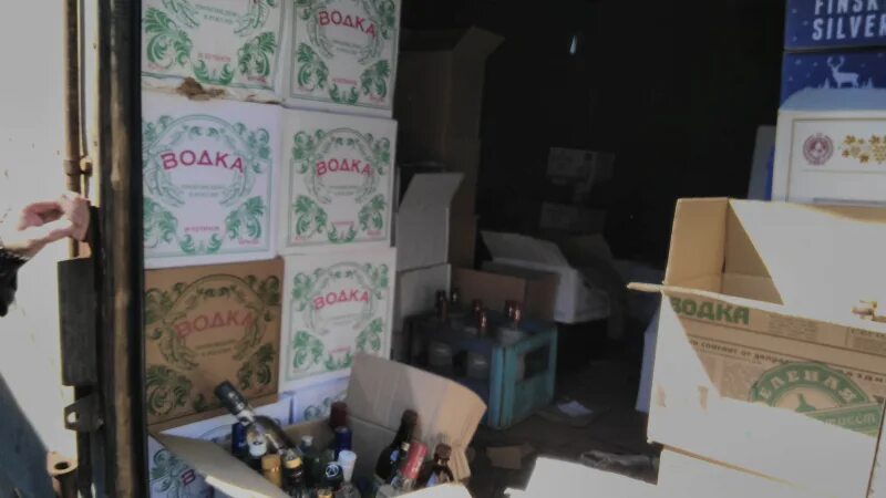 Торговля контрафактом алкоголь хмао. Выемка из тары 10. Выемка из тары 10. Изъятие бутылки. Конфискация алкогольной продукции.