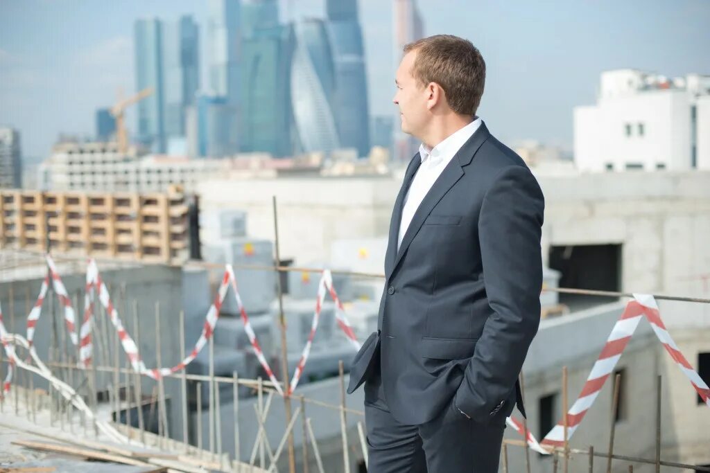 Рамиль бизнесмен москва. Виктор луканин. Кадры из фильмов стартап. Предприниматель бизнесмен. Деловой портрет мужчины.