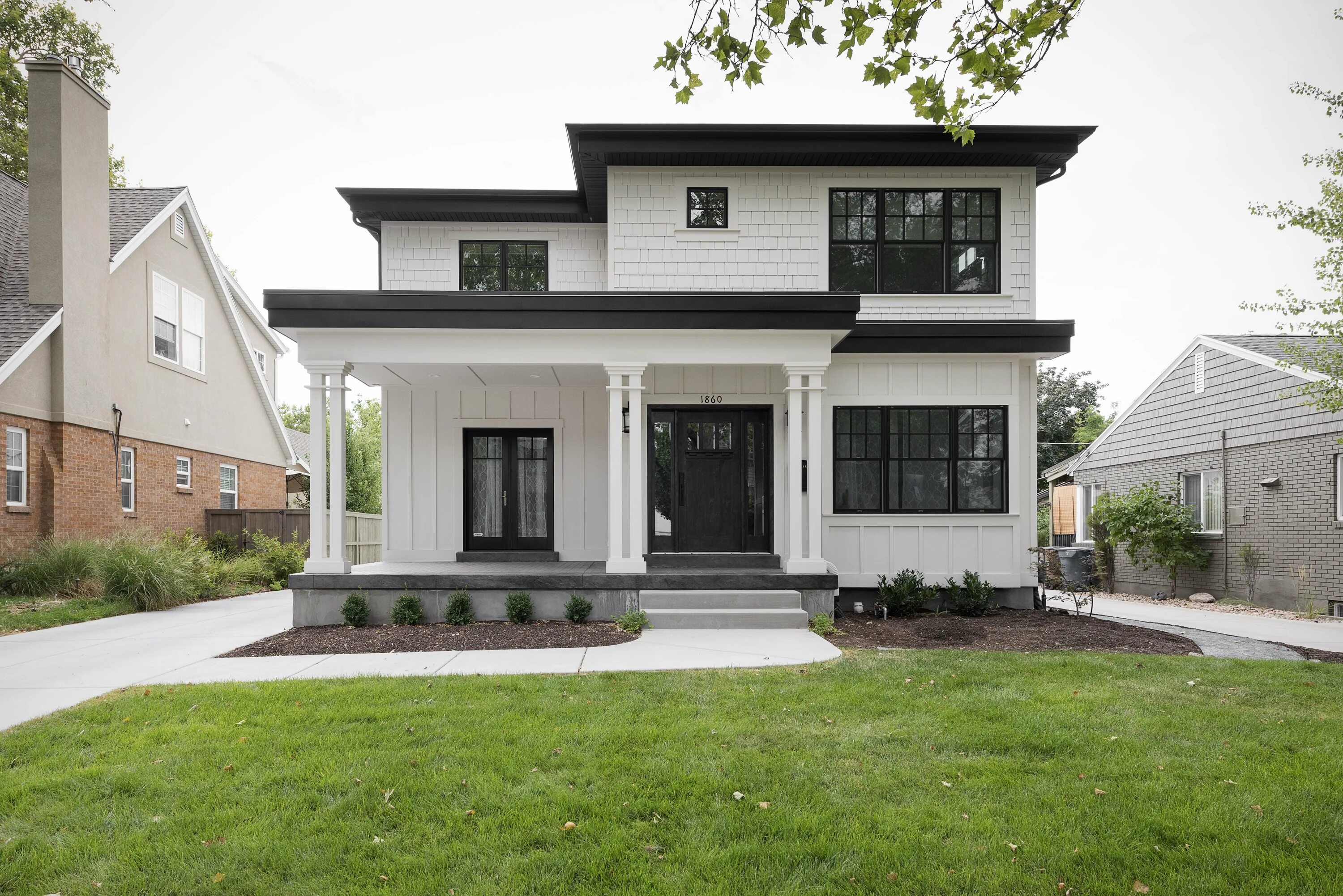 черно белые фасад дома. белый дом с черными окнами. серна белый фасад дома. черно белые фасад дома. современный коттедж.