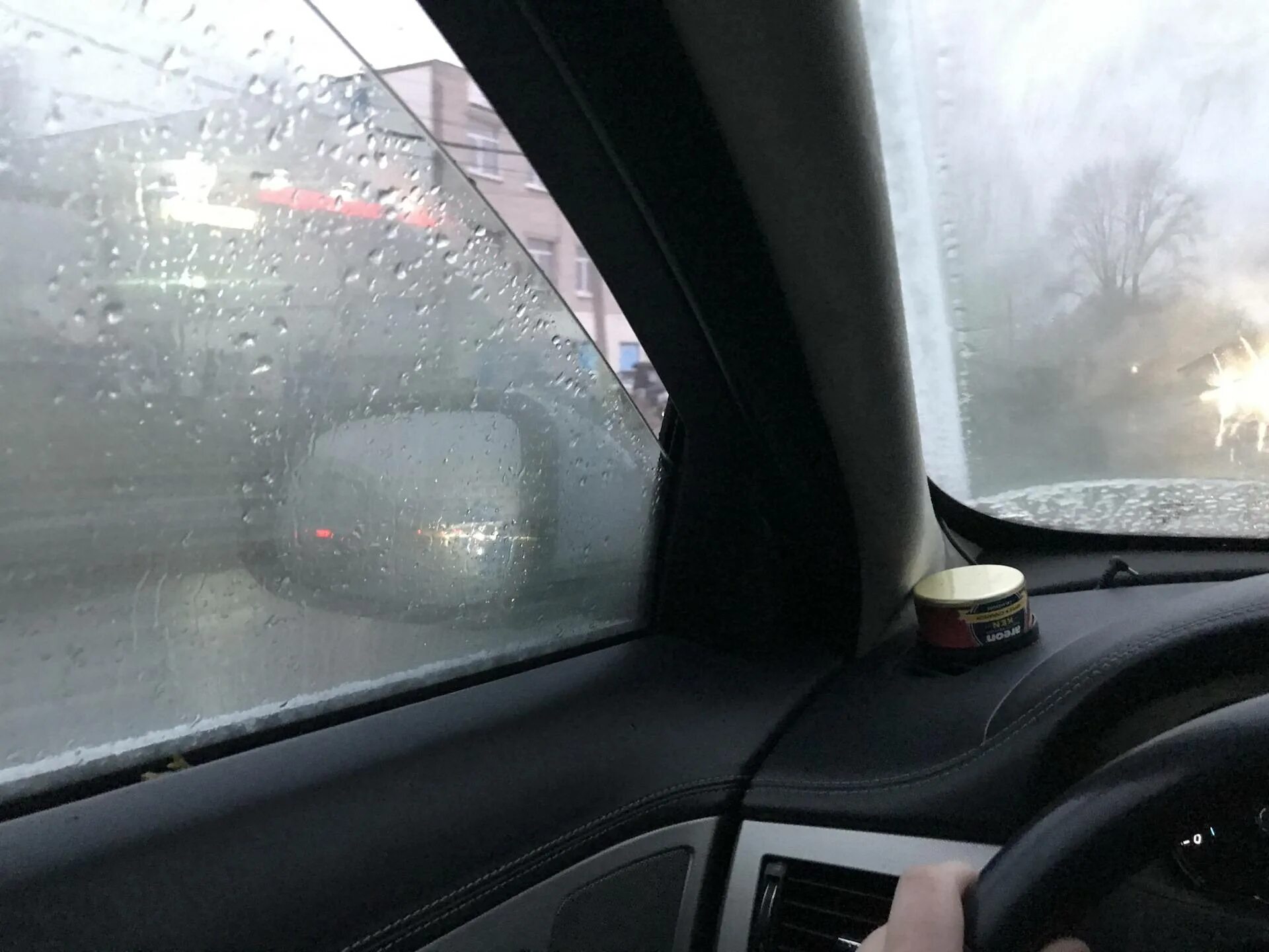 Потеет машина в дождь что делать. Запотевает лобовое стекло Пежо 407. Запотевшее стекло в машине. Запотевание стекол в автомобиле. Конденсат на стекле авто.