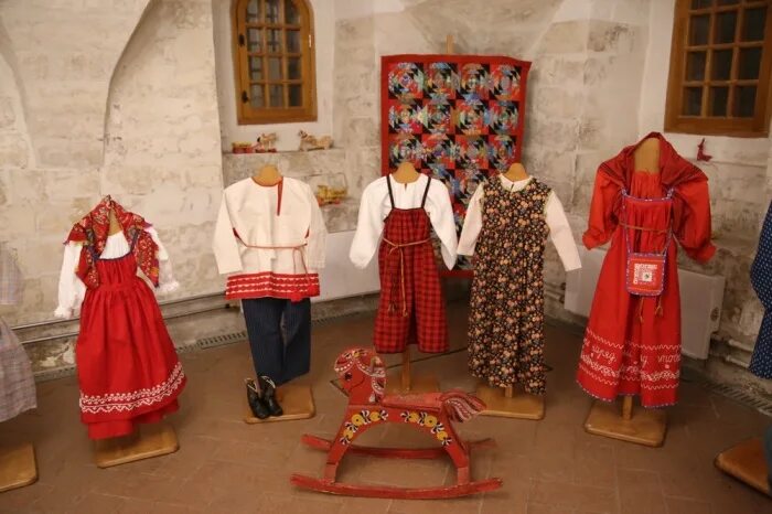 Музеи русским народным костюмом. Музеи русским народным костюмом. Выставка народных костюмов. Этнографический музей спб русский костюм. Декоративно-прикладное искусство одежда.