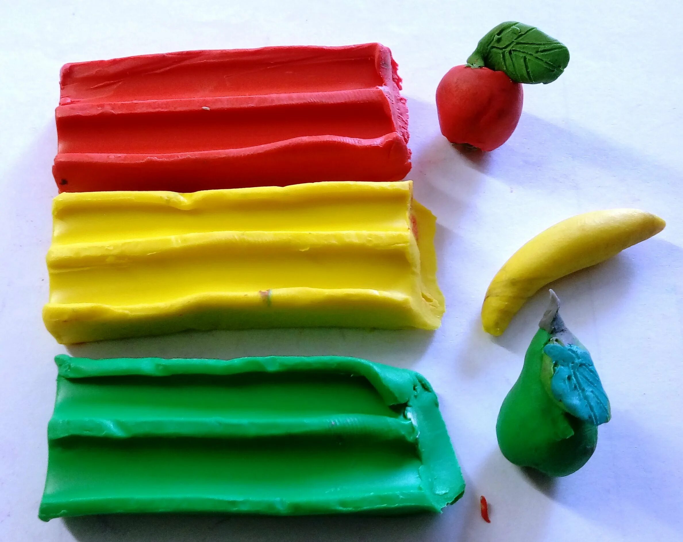 Что сделать из зеленого пластилина. Овощи и фрукты из пластилина. Пластилин для детей. Пластилин фрукты. Лепка пластилином.