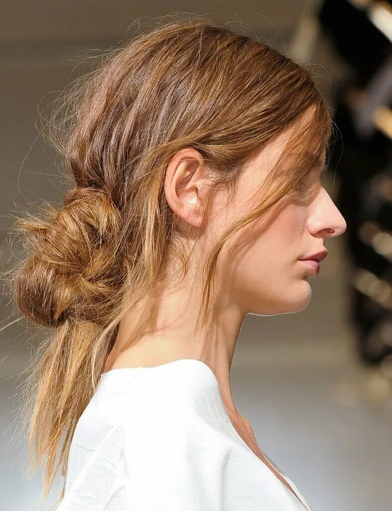 Небрежные ошибки. Творческий беспорядок на голове. Девушка волосы. Праздничные прически на средние волосы. Девушка с пучком на голове.