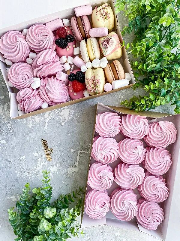 Стильные капкейки. Красивые коробочки для зефира. Подарочный набор малиновый маршмеллоу. Зефир подарочный. Зефир с малиной.