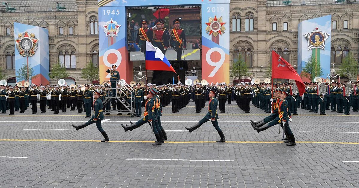 Знаменная группа на параде. Парад 9 мая 2020 в Москве. Парад Победы на красной площади. Празднование день Победы парад Победы на красной площади. Парад перенес